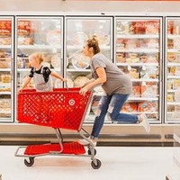 Foto kehamilan unik lainnya terlihat pada pemotretan Page Miller. Ia berpose di dalam supermarket dengan membawa keranjang belanjaan. Foto: Ist.