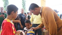 Seperti dalam hampir setiap kunjungannya ke berbagai daerah, menteri asal Bangkalan, Madura, Jawa Timur, itu juga membagi-bagikan bola kepada anak-anak, salah satunya supaya mereka menyukai olahraga sejak dini.
