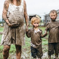 Foto kehamilan tak biasa lainnya diambil oleh fotografer Elaine Baca. Ia mengambil foto kehamilan Brittany Barton bersama suaminya Jon, dan dua anak laki-laki Brittany. Uniknya mereka foto kehamilan dengan baju berlumuran lumpur. Foto: Ist.