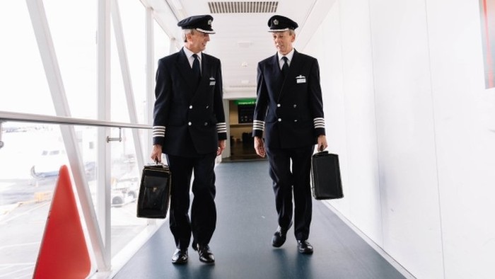 Pilot Kembar Pensiun Saat Ultah dengan Selisih Pendaratan 30 Detik