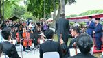 Pose Jokowi Bareng Pemain Orkestra di Hari Kesaktian Pancasila