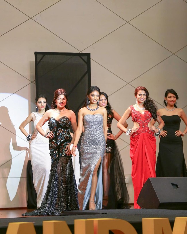 Momen ketika Sanjeda John melenggang di panggung mengenakan gaun silver berpotongan strapless sebelum dinobatkan sebagai Miss Grand Malaysia 2017. Foto: Dok. Instagram @missgrandmalaysia