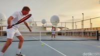 Lapangan tenis menjadi fasilitas mewah di kapal ini. Selain The World ini, ada kapal pesiar lain yang lebih murah yakni The Marquette. Ia lebih murah antara US$ 310.000 dan US$ 1,9 juta dibanding The World. Tapi fasilitasnnya juga tak akan kalah mewah.