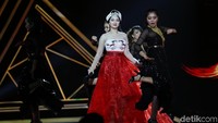 Dengan gaun yang dikenakannya, Zaskia terlihat fresh saat tampil. Foto: Hanif/detikHOT