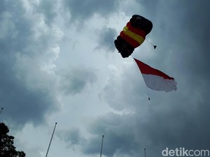 Atraksi Terjun Payung Tutup HUT DPD ke-13