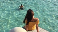 Foto: (@raisa6690/Instagram)I live for lazy afternoons like this, begitu caption pada foto Raisa. Dia duduk-duduk, sedangkan Hamish Daud berenang (@raisa6690/Instagram)
