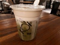 Enaknya Minum <i>Milk Tea</i> dengan <i>Bubble</i> Keemasan dan Macchiato