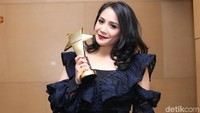 Nagita Slavina membawa piala untuk putranya, Rafathar dalam ajang Selebrita Awards 2017. Foto: Noel/detikHOT