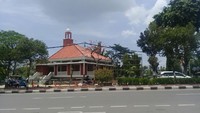 Masjid Al-Mubarokah kini telah rampung dibangun. Petugas kini tinggal membersihkan beberapa sudut masjid dan memasang beberapa perlengkapan seperti beduk dan karpet (Foto: Novian/detikcom).