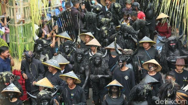 Ritual Adat Kebo-keboan di Banyuwangi Dibanjiri Penonton