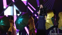 Dangdut kini identik dengan tampilan menarik. Foto: Hanif/detikHOT