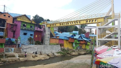 Foto: Jembatan Kaca Hiasi Kampung Warna-warni Malang
