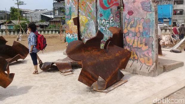 Panas-panasan, Warga Penasaran Lihat Tembok Berlin di Kalijodo