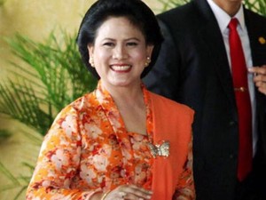 Foto Bareng Donald Trump, Iriana Jokowi Ayu Bersongket