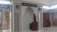 Lantai atas merupakan ruang utama masjid untuk jemaah menunaikan salat. Ruangan tersebut dihiasi beberapa kaligragi ayat Alquran (Foto: Novian/detikcom).