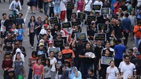 Puluhan orang yang menamakan Koalisi Masyarakat Sipil Anti Korupsi menggelar aksi damai di Jakarta, Minggu (1/10). Mereka menyuarakan keprihatinan terkait vonis praperadilan Setya Novanto.