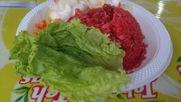 Nasi goreng merah yang cerah ini khas Makassar. Warna merahnya didapat dari penggunaan saus tomat yang hanya ada di sana. Semakin enak karena nasi goreng merah ditambahkan perasan jeruk nipis. Foto: dok. detikFood