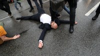 Di Barcelona, pendemo juga harus berhadapan dengan petugas (Foto: REUTERS/Susana Vera)