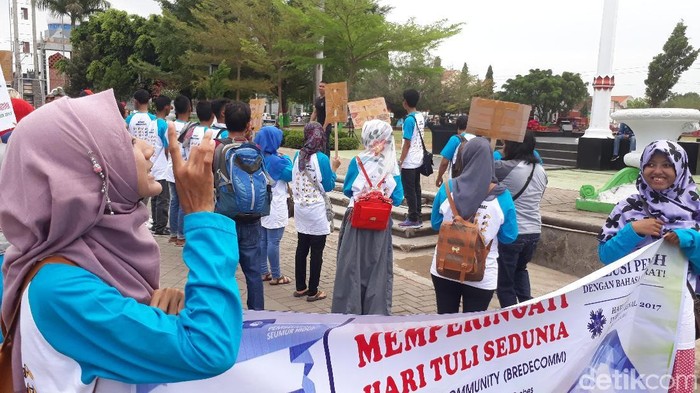 Ada Pesan Mengharukan dari Aksi Sunyi di Peringatan Hari Tuli