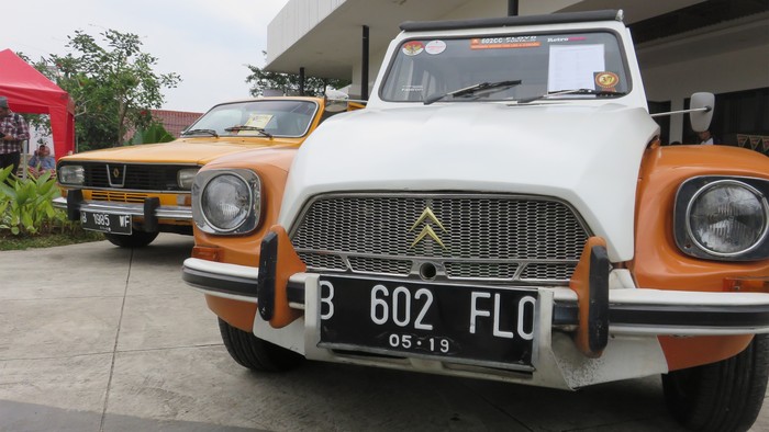 Para penggemar mobil lawas buatan Prancis berkumpul di Kemang, Jakarta, sabtu (29/9). Peugeot, Renault, dan Citroen menjadi primadona.