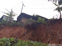 Pasca-longsor, Jalan Pantai Selatan Garut Kembali Bisa Dilalui