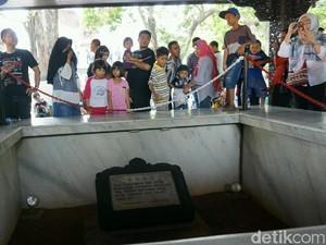 Warga Ramai-ramai Berkunjung ke Monumen Pancasila Sakti