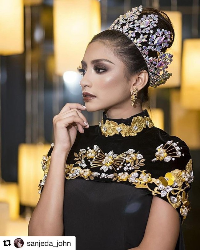 Pihak Miss Grand Malaysia menjelaskan bahwa kostum kuda lumping yang disebut mereka sebagai kuda warisan itu terinspirasi dari masyarakat Jawa yang tinggal di kawasan Selatan wilayah Johor, Malaysia. Orang Jawa yang bermigrasi ke Malaysia pada awal abad 20 lah yang membawa dan memperkenalkan tarian kuda lumping tersebut. Hingga akhirnya pada 1971, Kementerian Pariwisata Johor mengakui tarian Kuda Kepang tersebut sebagai bagian dari masyarakat Jawa di Johor.Foto: Dok. Instagram @missgrandmalaysia