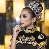 Pihak Miss Grand Malaysia menjelaskan bahwa kostum kuda lumping yang disebut mereka sebagai kuda warisan itu terinspirasi dari masyarakat Jawa yang tinggal di kawasan Selatan wilayah Johor, Malaysia. Orang Jawa yang bermigrasi ke Malaysia pada awal abad 20 lah yang membawa dan memperkenalkan tarian kuda lumping tersebut. Hingga akhirnya pada 1971, Kementerian Pariwisata Johor mengakui tarian Kuda Kepang tersebut sebagai bagian dari masyarakat Jawa di Johor.Foto: Dok. Instagram @missgrandmalaysia