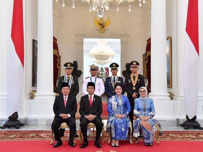 Iriana memancarkan auranya dalam balutan kebaya biru di Pelantikan Taruna dan Taruni Akademi Angkatan dan Akademi Kepolisian. Ia tampil kompak dengan istri Wapres Jusuf Kalla, Mufidah; istri Panglima TNI Jenderal Gatot Nurmantyo, Enny Trimurti; dan istri Kapolri Jenderal Tito Karnavian, Tri Suswati. Foto: Dok. Instagram