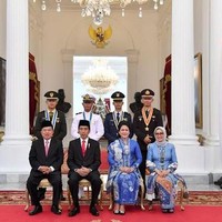 Iriana memancarkan auranya dalam balutan kebaya biru di Pelantikan Taruna dan Taruni Akademi Angkatan dan Akademi Kepolisian. Ia tampil kompak dengan istri Wapres Jusuf Kalla, Mufidah; istri Panglima TNI Jenderal Gatot Nurmantyo, Enny Trimurti; dan istri Kapolri Jenderal Tito Karnavian, Tri Suswati. Foto: Dok. Instagram