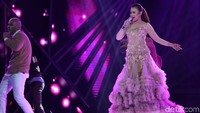 Aksi panggung ini diperlihatkan ketika Rossa tampil di Selebrita Awards 2017. Foto: Hanif/detikHOT