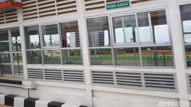 Sempat Dicoret-coret, Halte Rawa Barat Kini Sudah Bersih