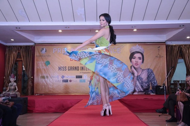 Busana Dea Rizkita lain yang akan dikenakan ketika bersaing di Miss Grand International bernuansa cerah karya Arturro. (Dok. Instagram @dearizkita)