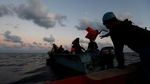 Mereka Asyik Selfie Sambil Menanti Diselamatkan