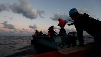 Petugas SAR melempar pelampung untuk para imigran Libya