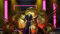 Penampilan Zaskia dengan iringan penari payung saat tampil di Selebrita Awards 2017. Foto: Hanif/detikHOT