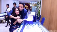Keduanya memamerkan cincin tersebut ke awak media. Foto: Noel/detikHOT