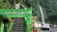 Lembah Anai. Lembah ini berada di jalan yang menghubungkan Kota Padang dengan Kota Bukittinggi. Lembah ini yang berada di Cagar Alam Lembah Anai ini memiliki air terjun yang mengalir tepat di pinggir jalan. (Randy/detikTravel)