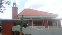 Sisi kiri masjid terdapat menara masjid yang salah satu fungsinya untuk menaruh pengeras suara. Masjid ini dibangun terispirasi dari rumah panggung layaknya rumah Tokoh Betawi Si Pitung (Foto: Novian/detikcom).
