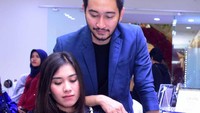 Sudah ketemu cincin yang cocok, Naz? Foto: Noel/detikHOT