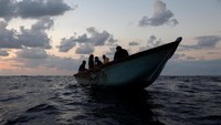 Imigran Libya di kapal kayu menanti untuk diselamatkan oleh tim SAR dari MV Seefuchs
