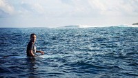 Hamish Daud pun mengisi waktu bulan madu di Maldives untuk surfing. Raisa nggak diajak nih? (@hamishdw/Instagram)