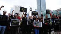 Puluhan orang yang menamakan Koalisi Masyarakat Sipil Anti Korupsi menggelar aksi damai di Jakarta, Minggu (1/10). Mereka menyuarakan keprihatinan terkait vonis praperadilan Setya Novanto.