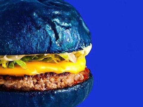 Burger Biru, Siapa Mau Cicip Burger Unik dari Paris Ini?
