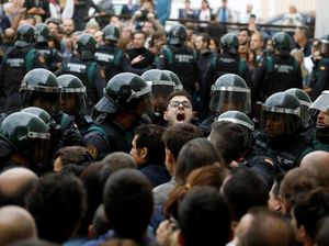Pakai Kapak, Polisi Spanyol Rangsek Masuk ke TPS Pemimpin Catalan