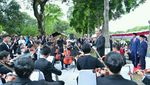Pose Jokowi Bareng Pemain Orkestra di Hari Kesaktian Pancasila