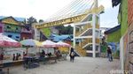 Foto: Jembatan Kaca Hiasi Kampung Warna-warni Malang