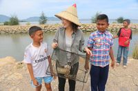 Bule-bule Ikutan Wisata Tangkap Kepiting di Aceh