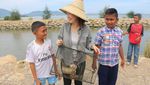 Bule-bule yang Girang Tangkap Kepiting di Aceh