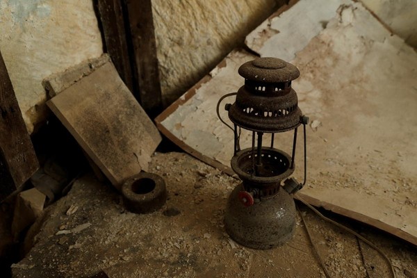 Beberapa benda peninggalan ditemukan di terowongan ini. Seperti lampu minyak yang bentuknya familiar ini. Karena lama diabaikan, kerak dan karat tampak menyelimuti benda-benda ini (Darrin Zammit Lupi/Reuters) Beberapa benda peninggalan ditemukan di terowongan ini. Seperti lampu minyak yang bentuknya familiar ini. Karena lama diabaikan, kerak dan karat tampak menyelimuti benda-benda ini (Darrin Zammit Lupi/Reuters)